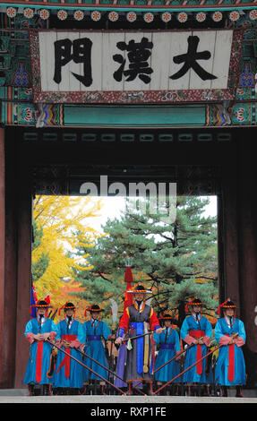 Séoul, Corée du Sud - 8 novembre 2015 : les gardes en costume traditionnel garde côtière la grille d'entrée palais Deoksugung Banque D'Images