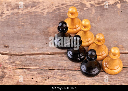 Pièces des échecs en bois vieilli. Banque D'Images