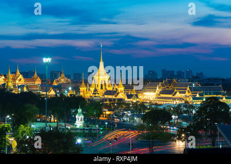 Sanam Luang parc avec des lances d'or la nuit à Bangkok, Thaïlande Banque D'Images