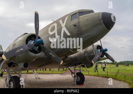 Le 'SNAFU Special', un Dakota C47, utilisé dans les débarquements du Jour J à la Batterie de Merville, Normandie. Banque D'Images