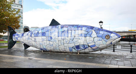 Le saumon de la connaissance, alias le gros poisson, se trouve à 10 mètres de long, sol carrelé de céramique, sculpture, construit en 1999 par l'artiste John gentillesse et situé à Donegall Quay, Belfast, en Irlande du Nord Banque D'Images