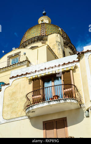 Positano dome et balcon Banque D'Images