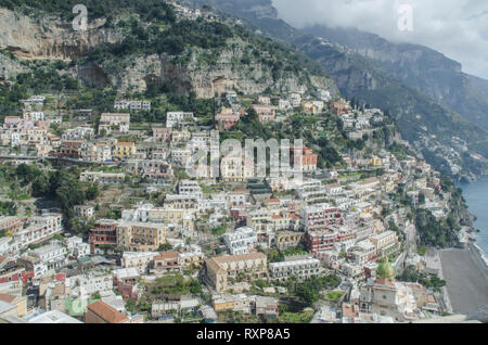 Positano vue depuis la route principale Banque D'Images