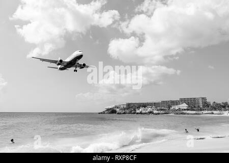 St Maarten, Pays-Bas - 13 Février 2016 : : plage observer l'atterrissage des avions volant à basse altitude près de Maho Beach sur l'île de Saint Martin dans les Caraïbes Banque D'Images