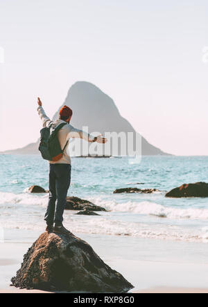 Bénéficiant d'explorer l'homme sur la mer sur la plage vide voyager en Norvège vacances actives de vie de plein air voyage aventure escape Banque D'Images