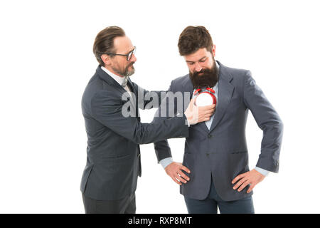 Écoutez votre cœur. Les gens d'affaires de vêtements formels avec réveil. La discipline de gestion du temps. Améliorer la ponctualité. L'homme l'expérience de soins de l'horloge sur l'utilisation efficace du temps. Coeur-tac. Temps de la vie. Banque D'Images