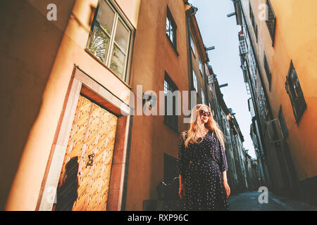 Balades touristiques fille à Stockholm voyage seul style de mode vacances d'été en Suède le week-end visite de la ville Banque D'Images