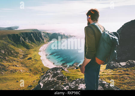 L'homme admire océan plage vue aérienne voyager solo de vie actif Aventure randonnée les vacances d'été à l'extérieur de la Norvège Banque D'Images