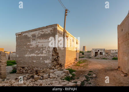 Maison abandonnée encore debout, pris au coucher du soleil dans le village abandonné de Al Jazirah Al Hamra, l'Émirat de Ras Al Khaimah, Émirats Arabes Unis Banque D'Images