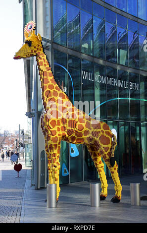 Figure Lego d'une girafe en dehors de la Potsdamer Platz, Berlin centre Banque D'Images