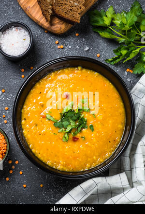 Soupe aux lentilles rouges sur noir vue d'en haut. Banque D'Images