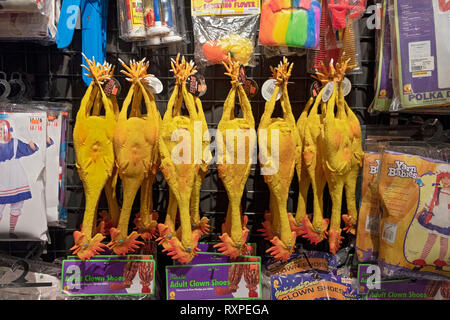 Poulets en caoutchouc en vente à l'aventure de l'Halloween, un grand magasin de costumes à Greenwich Village, New York City. Banque D'Images