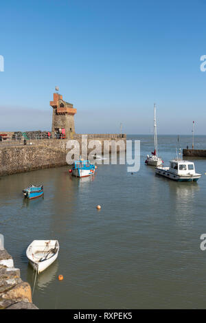 Lynmouth, North Devon, England, UK. Mars 2019. Lynmouth pier sur la rivière West Lyn avec l'historique tour rhénane Banque D'Images