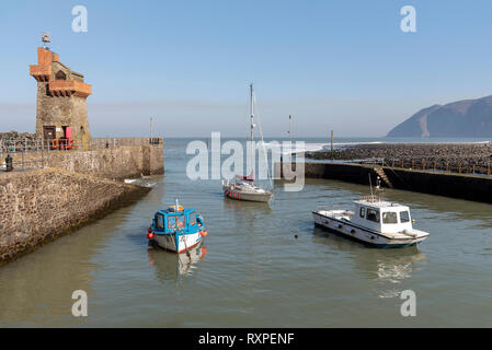 Lynmouth, North Devon, England, UK. Mars 2019. Lynmouth pier sur la rivière West Lyn avec l'historique tour rhénane Banque D'Images