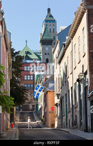 L'un des bâtiments du 19ème siècle qui porte le drapeau du Québec sur la rue Saint-Flavien dans le Vieux Québec. La ville de Québec, province de Québec, Canada Banque D'Images