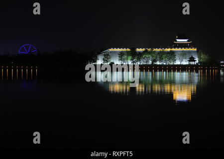 Lac Dongchang la nuit, Linyi City, Shandong Province, China. Banque D'Images
