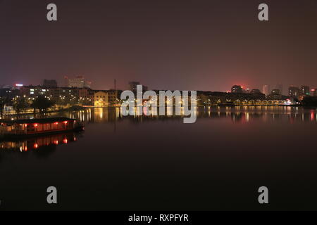 Lac Dongchang la nuit, Linyi City, Shandong Province, China. Banque D'Images
