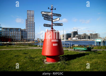 Bouée cuscute avec panneaux de direction et de distance des marqueurs pour diverses villes du Royaume-Uni et de Docklands Dublin Dublin République d'Irlande europe Banque D'Images