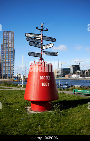 Bouée cuscute avec panneaux de direction et de distance des marqueurs pour diverses villes du Royaume-Uni et de Docklands Dublin Dublin République d'Irlande europe Banque D'Images