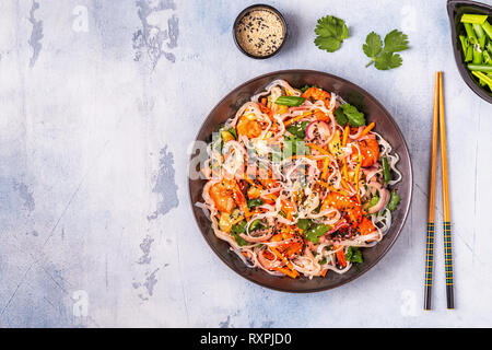 Salade asiatique avec les nouilles de riz, crevettes et légumes, vue du dessus. Banque D'Images