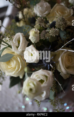 Un thème d'hiver/gothique décoré de conte de table pour un mariage, des cristaux de glace et des roses blanches Banque D'Images