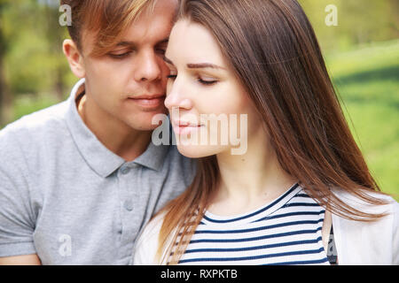 Jeune couple dans l'amour extérieur. Happy smiling young couple hippie hugging outdoors Banque D'Images