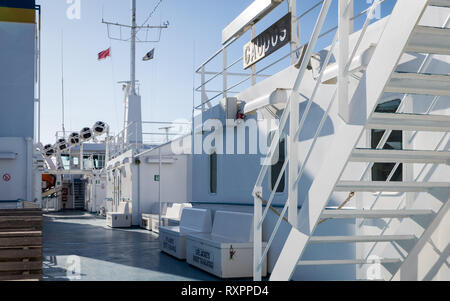 Vue intérieure de Gozo Ferry Gaudos avec de l'équipement, drapeaux, tour, les sièges, les éléments et les escaliers. Malte. Victoria. Gozo. Malte. L'Europe Banque D'Images