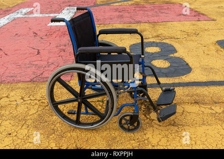 Une vue de côté d'un fauteuil roulant de l'hôpital qui est sur l'aire d'atterrissage pour hélicoptère en attente d'un patient d'être portée à l'hosprtail emergn via un Banque D'Images