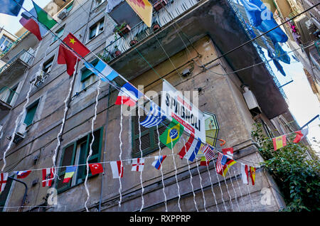 Naples Campanie Italie. Les plaques de rue à Quartieri Spagnoli (Espagnol), une partie de la ville de Naples en Italie. C'est une région pauvre, souffrant de Banque D'Images