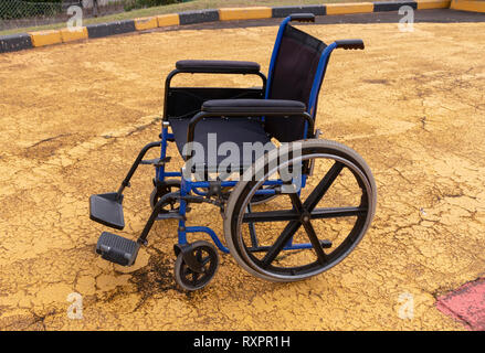 Une vue de côté d'un fauteuil roulant de l'hôpital qui est sur l'aire d'atterrissage pour hélicoptère en attente d'un patient d'être portée à l'hosprtail emergn via un Banque D'Images