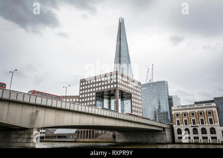 Le gratte-ciel Shard Renzo Piano et le numéro 1 sur le London Bridge London Bridge, London, UK Banque D'Images