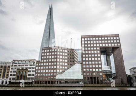 Le gratte-ciel Shard Renzo Piano et le numéro 1 sur le London Bridge London Bridge, London, UK Banque D'Images