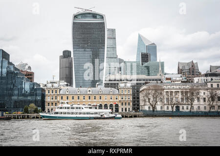 La terrasse de l'ancien marché de Billingsgate maintenant renommé Old Billingsgate Market dans la ville de London, UK Banque D'Images