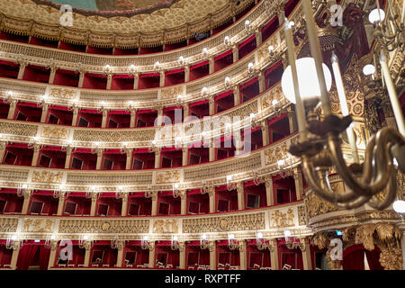 Naples Campanie Italie. Le vrai Teatro di San Carlo (Théâtre Royal de Saint Charles), son nom d'origine en vertu de la monarchie des Bourbon mais que l'on appelle aujourd'hui Banque D'Images