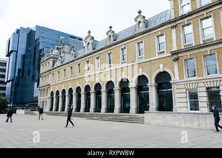 La terrasse de l'ancien marché de Billingsgate maintenant renommé Old Billingsgate Market dans la ville de London, UK Banque D'Images