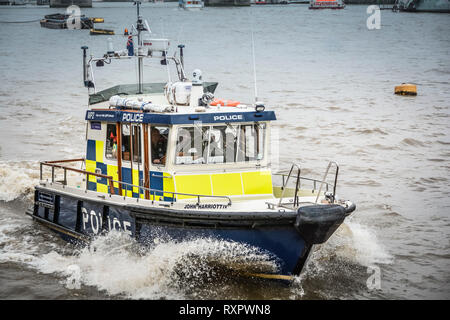 Un bateau de patrouille de la Police de la Tamise en excès de la Tamise dans le centre de Londres, Angleterre, Royaume-Uni, UK Banque D'Images