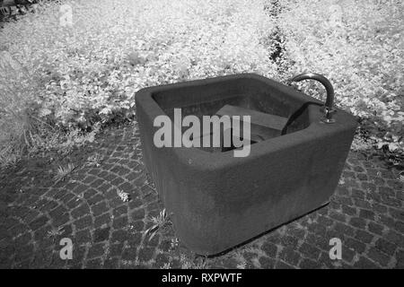 La fontaine de l'eau de la pierre en noir et blanc photographie infrarouge Banque D'Images