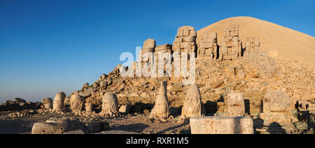 Statue sans tête avec des têtes de statues assis en face de la pyramide en pierre 62 AV tombe royale du roi Antiochos Ier Theos de Commagène, terrasse est, Mont N Banque D'Images