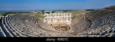 Photo d'un théâtre romain reconstruit sur un ancien théâtre grec sous le règne d'Hadrien après le tremblement de terre de 60 ap. La façade est frais 300 Banque D'Images