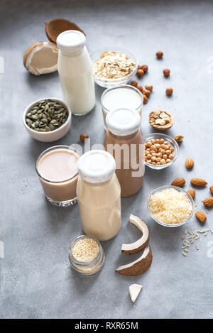 Divers à base de plantes et du lait végétalien ingrédients sur gray, copiez l'espace. Succédané de lait Produits laitiers Boissons, l'alimentation saine. Banque D'Images