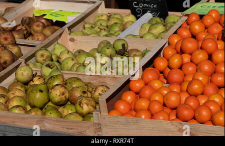 Fruits différents dans les caisses en bois sur le marché Banque D'Images