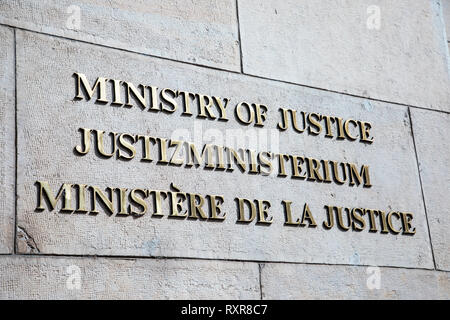 Sofia, Bulgarie - Mars 09, 2019 : Inscrivez-vous sur le bâtiment administratif avec l'inscription Ministère de la Justice à Sofia dans l'anglais, l'espagnol et Ge Banque D'Images