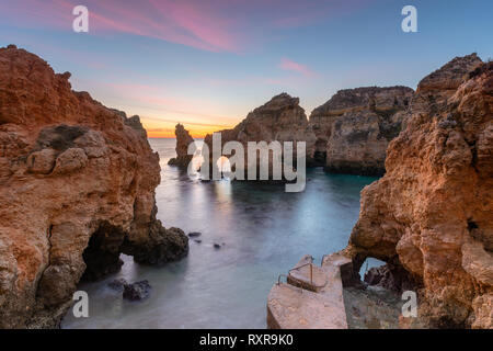 Magnifique paysage au lever du soleil. Belle plage près de Lagos à Ponta da Piedade, région de l'Algarve, au Portugal. Seascape avec Cliff rocks. Vacances Portugal Banque D'Images