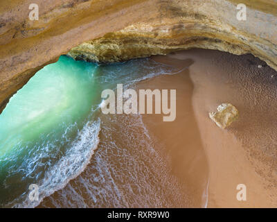 Célèbre grotte naturelle à Benagil beach en Algarve au Portugal. paysage à l'une des principales destinations de vacances en Europe. Attraction touristique d'été. Dro Banque D'Images