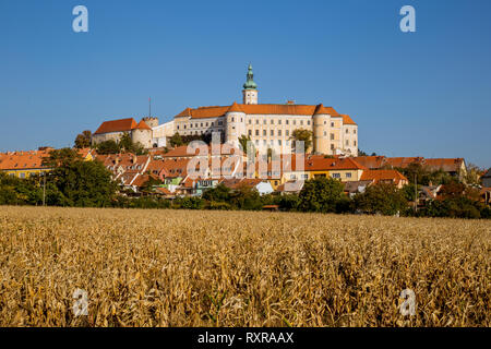 Pittoresque vieille ville historique de Mikulov avec un château et vignobles autour, Moravie du Sud, République Tchèque Banque D'Images