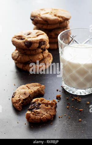 Des cookies aux pépites de chocolat avec un verre de lait Banque D'Images