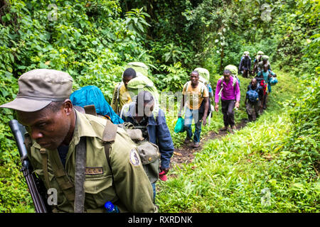 Les randonneurs l'escalade du mont volcan Nyiragongo en République démocratique du Congo Banque D'Images