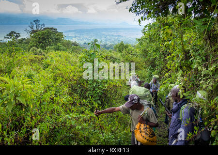 Les randonneurs l'escalade du mont volcan Nyiragongo en République démocratique du Congo Banque D'Images