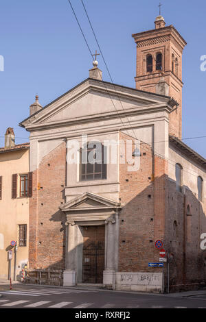 Vue sur la vieille église Holy Trinity façade , tourné en hiver la lumière à Crémone, en Lombardie, Italie Banque D'Images
