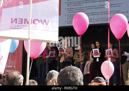 Madrid, Madrid, Espagne. Mar 10, 2019. Une femme vu donnant un discours final à ses collègues manifestants pendant la démonstration.Les femmes du monde et d'autres plates-formes ont organisé une protestation féministe sous le slogan de "fr femenino si y en masculino también'' (oui chez les femelles et mâles en trop) deux jours après la 8e en raison de la démonstration de la journée internationale de la femme à Madrid Crédit : Rafael Bastante/SOPA Images/ZUMA/Alamy Fil Live News Banque D'Images